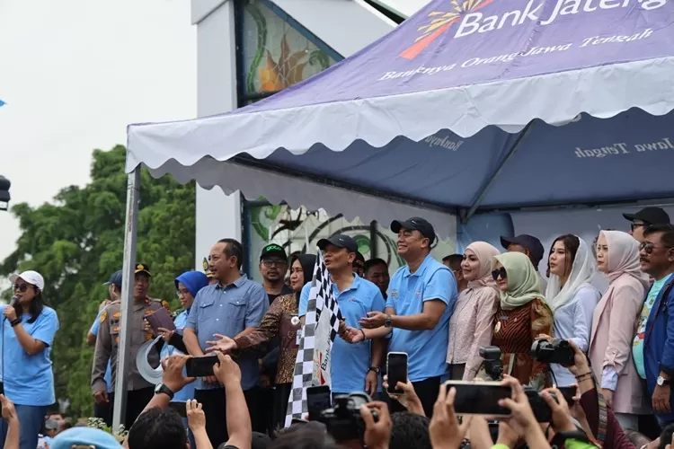 Gubernur Jawa Tengah, Ahmad Luthfi, bersama Plt Direktur Utama Bank Jateng, Irianto Harko Saputro, melepas keberangkatan peserta program Mudik Gratis 2025 di Museum Purna Bhakti Pertiwi, Taman Mini Indonesia Indah (TMII), Jakarta, Rabu (26/03/2025)