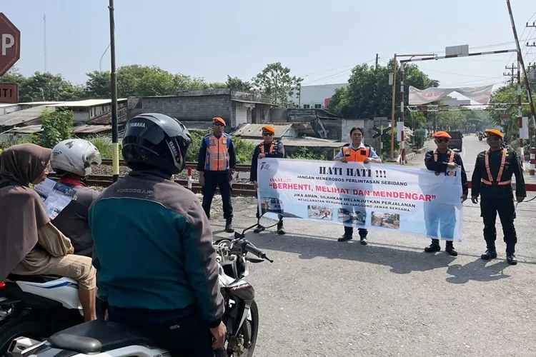 KAI Daop 4 Semarang turun langsung untuk memperingatkan masyarakat bahaya menerobos ke rel.  (Daop 4)