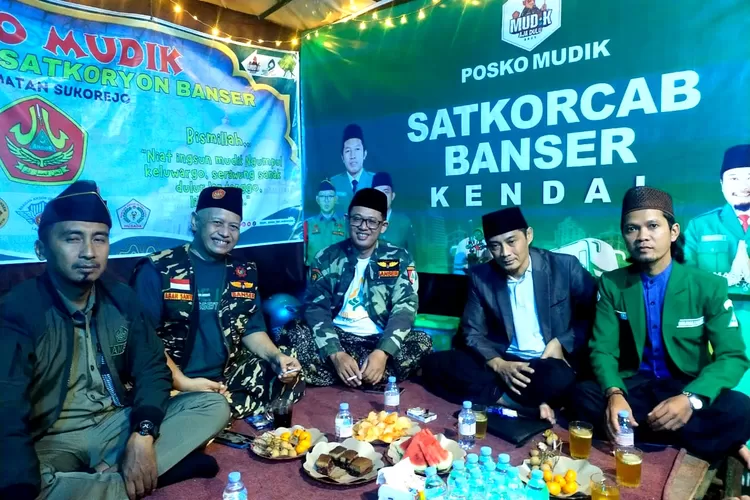 Pengurus PC GP Ansor Kendal saat berkunjung ke posko mudik Banser di Sukorejo.  (dokumen)
