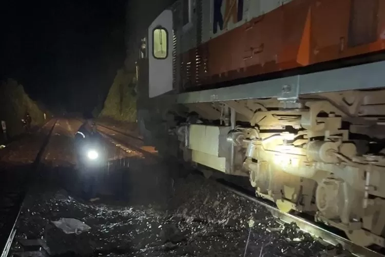 Dua jalur rel Batang sudah kembali bisa dilalui kereta setelah sempat tergenang.  (Daop 4)