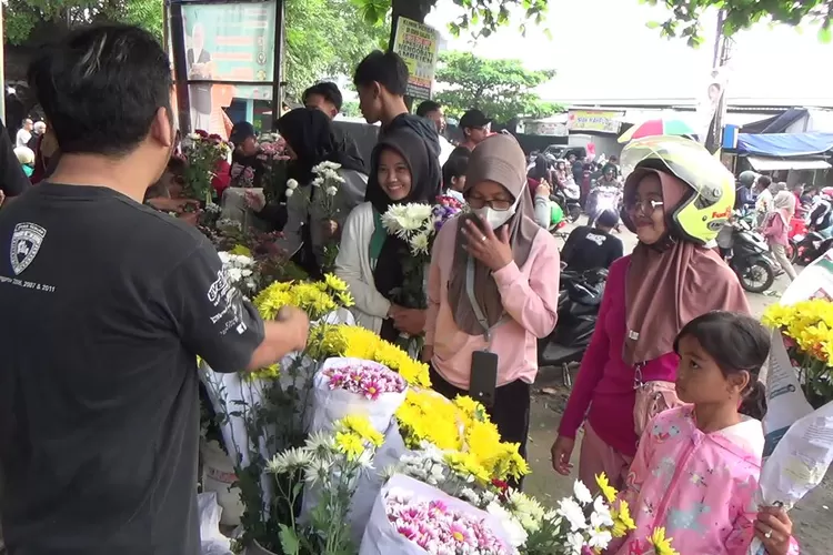 Warga membeli bunga hias di tradisi pasar kembang sambut lebaran di Pasar Weleri Minggu 30 Maret 2025.  (edi prayitno/kontributor Kendal)