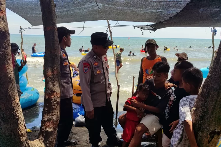 Polsek Kaliwungu memberikan imbuan kepada pengunjung pantai Ngebum di musim liburan lebaran.  (edi prayitno/kontributor kendal  &nbsp;)