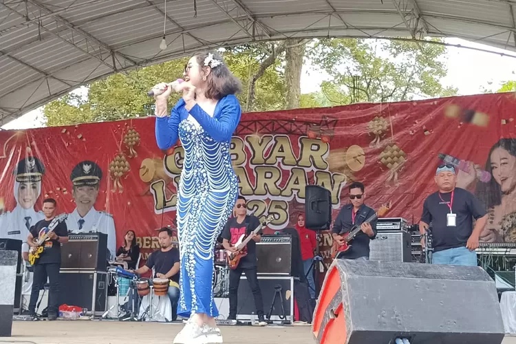 Artis jebolan KDI asli Kendal, Fani Vanilla menyemarakkan Gebyar Lebaran 2025 di Curugsewu, Patean, Sabtu 5 April 2025.  (edi prayitno/kontributor Kendal)