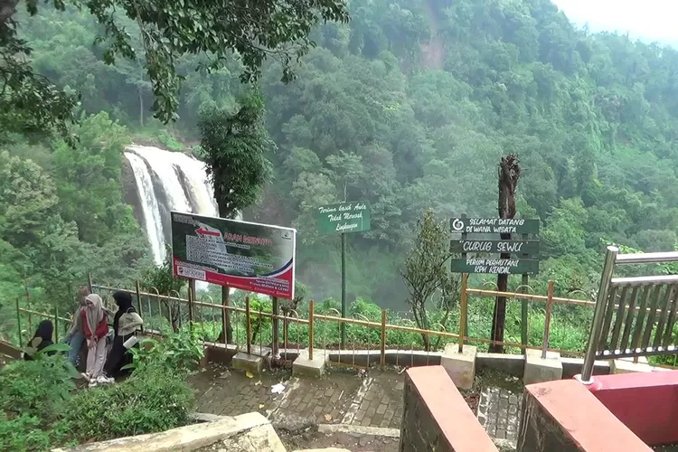Pemandangan air terjun dari gardu pandang di Curug Sewu menjadi andalan destinasi wisata alam yang ada di Patean Kendal.  (edi prayitno/kontributor kendal)