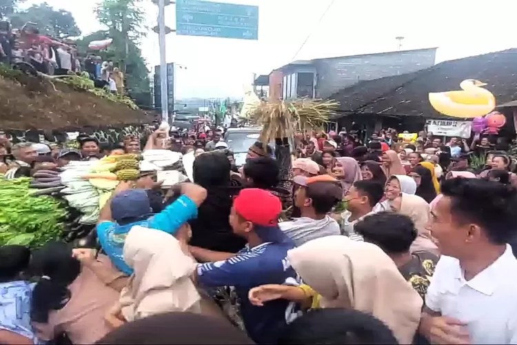 Warga saling berebut gunungan&nbsp;berisi hasil bumi dari Desa Boja dalam tradisi syawalan dan merti desa.  (edi prayitno/kontributor Kendal)