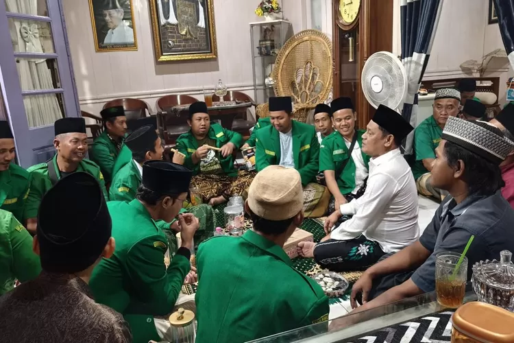 pengurus GP Ansor Kaliwungu saat bersilaturahmi ke kediaman anggota DPRD Kendal M Nurul Mujib di Kalwungu.  (edi prayitno/kontributor kendal)