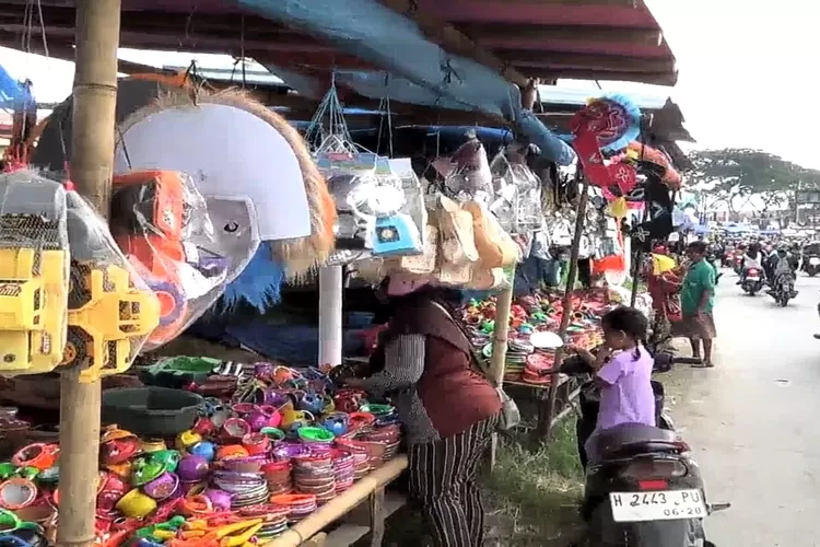 Pedagang gerabah yang setiap tradisi syawalan kaliwungu selalu berjualan sepanjang jalan.  (edi prayitno/kontributor kendal)