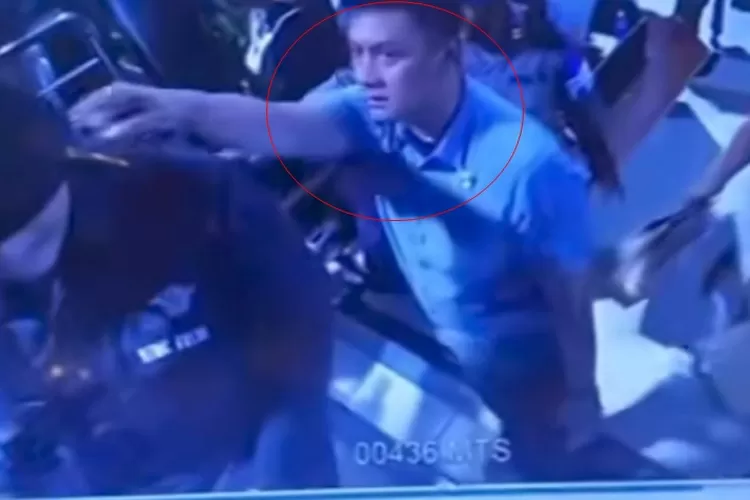 Ajudan pribadi Kapolri Ipda Endri melakukan kekerasan terhadap jurnalis di Semarang. (tangkapan layar)