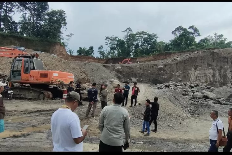 Sidak Komisi C dan Dinas ESDM Jateng di lahan tambang Galian C di Boja yang tidak berijin.  (Dokumen)