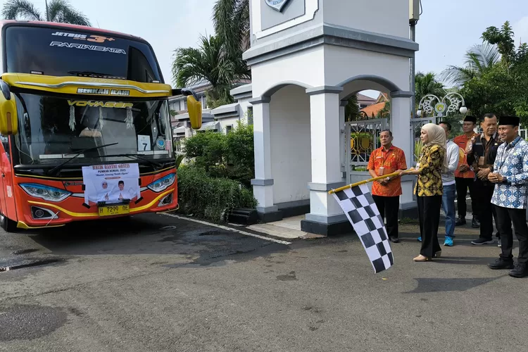 Bupati Kendal Dyah Kartika Permanasari melepas bus balik gratis dari depan Kantor Pemkab Kendal Kamis 10 april 2025.  (edi prayitno/kontributor Kendal)