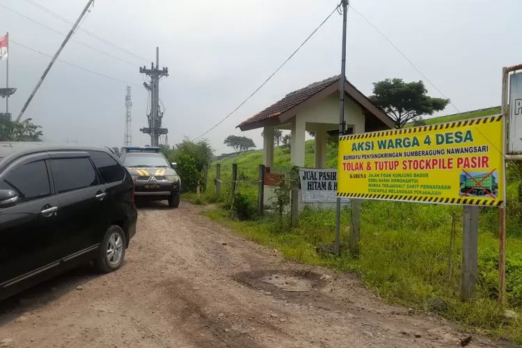Spanduk penolakan dan penutupan stockpile&nbsp; dipasang di sekitar lokasi oleh warga empat desa di Weleri.  (edi prayitno/ kontributor kendal)