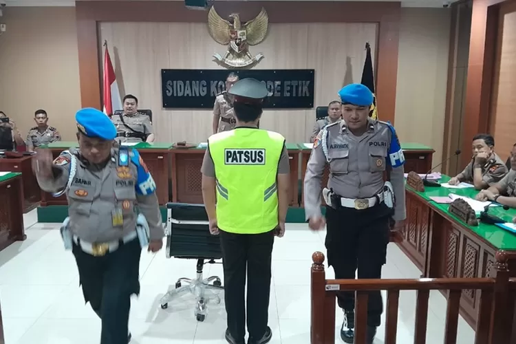 Brigadir AK alias Ade Kurniawan saat menjalani sidang etik di Polda Jateng.  (Ayosemarang.com/ Audrian Firhannusa)