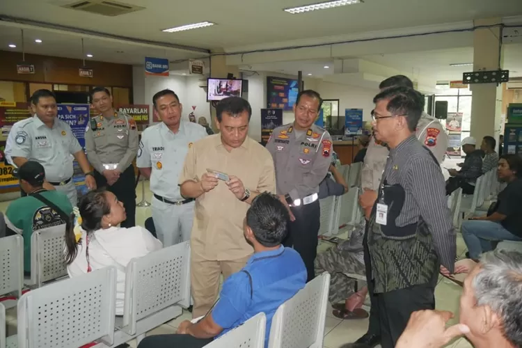 Gubernur Jateng Ahmad Luthfi saat menyambangi Samsat Semarang.  (Humas Jateng)