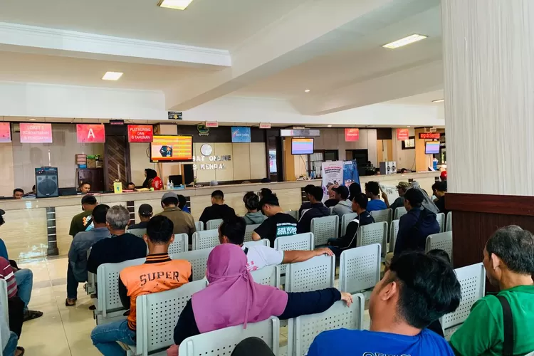 Suasana di kantor Samsat Kendal yang dipenuhi wajib pajak yang memanfaatkan pemutihan pajak.  (edi prayitno/kontributor kendal)