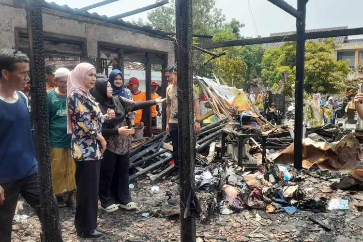 Bupati Kendal Dyah Kartika Permanasari saat meninjau lokasi kebakaran Jumat 11 April 2025.  (edi prayitno/kontributor kendal)