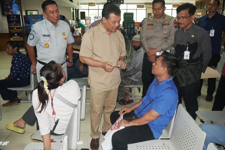 Gubernur Jateng Ahmad Luthfi saat mengunjungi Samsat. Dalam 3 hari program Jateng pemutihan pajak kendaraan tembus Rp 28 miliar.  (Humas Jateng)