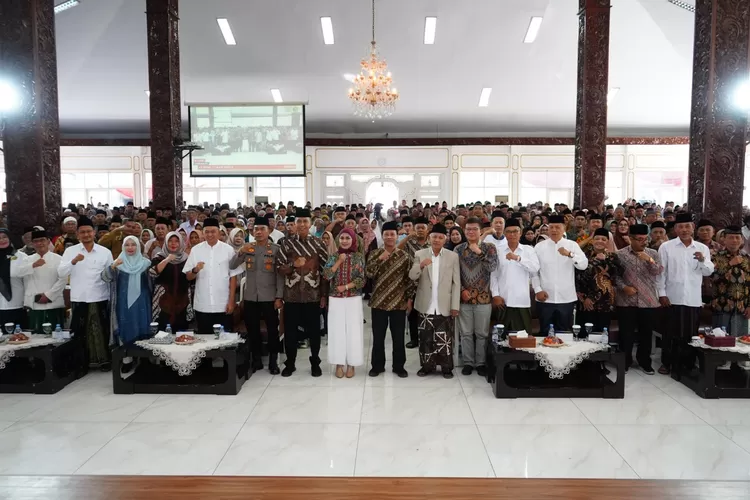 Bupati Kendal membuka bimbingan manasik Haji Kabupaten Kendal di Pendopo Kendal, Minggu 13 April 2025.  (edi prayitno/kontributor kendal)
