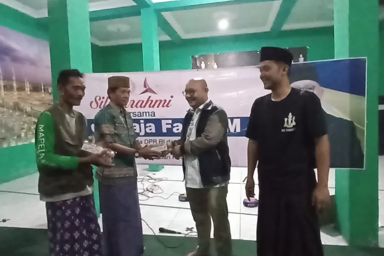 Raja Faisal anggota DPR RI fraksi Partai Demokrat membagikan telur ayam gratis kepada warga di Kaliwungu Senin 14 April 2025.  (edi prayitno/kontributor kendal)