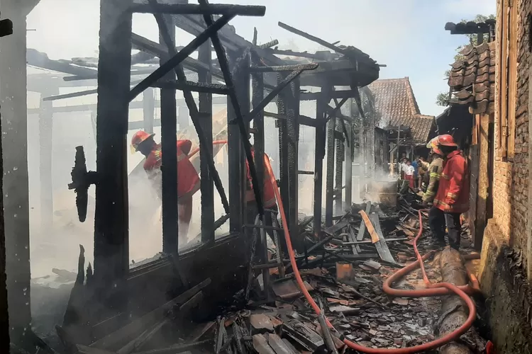Petugas Damkar Kendal melakukan pemadaman kebakaran yang menimpa lima rumah di pemukiman padat penduduk di Desa Sido Makmur Kecamatan Kaliwungu Selatan Selasa 15 April 2025.  (dokumen BPBD kendal )
