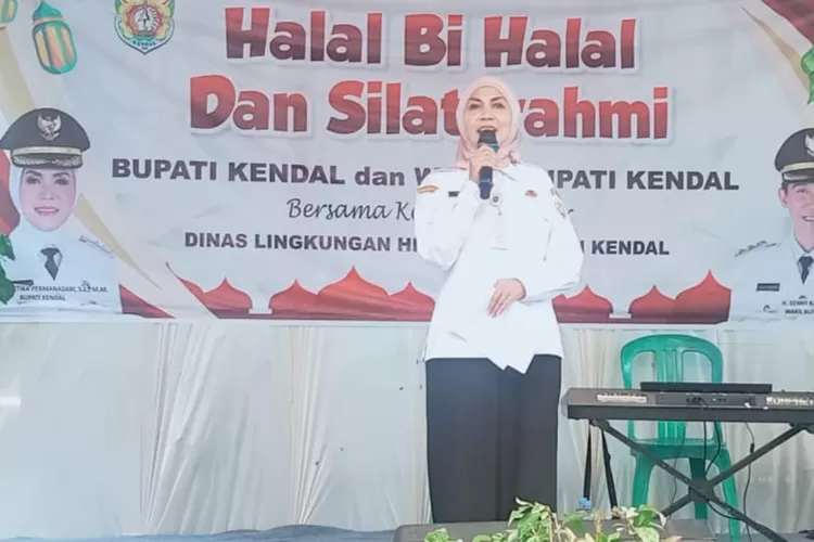 Bupati Kendal saat berikan sambutan di acara halal bihalal Dinas Lingkungan Hidup Rabu 16 April 2025.  (edi prayitno/kontributor kendal)