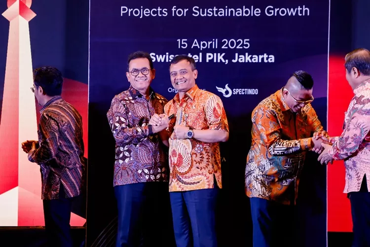 Gubernur Jateng Ahmad Luthfi dalam acara Investment Summit di Swissotel Pantai Indah Kapuk.  (Humas Jateng)