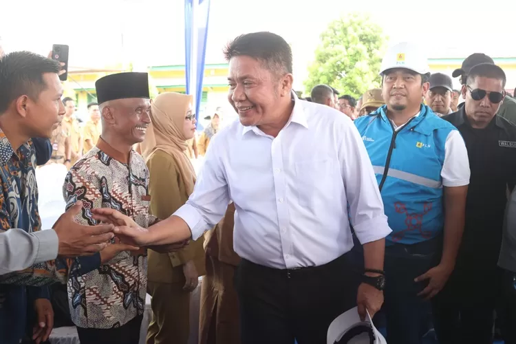 Gubernur Sumsel Nyalakan Listrik PLN di Muba Gantikan MEP