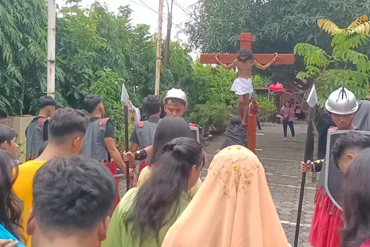 Teatrikal Jalan Salin di Gereja Mater Dei Semarang. Acara ini untuk memperingati Jumat Agung.  (Istimewa)