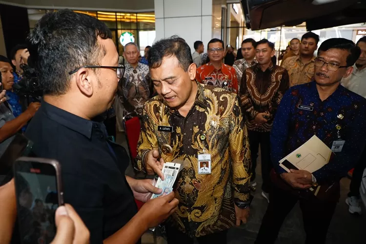 Gubernur Jateng Ahmad Luthfi saat membuka pameran otomotif GAS Ngopeni Nglakoni Jateng di Mall The Park.  (Humas Jateng)