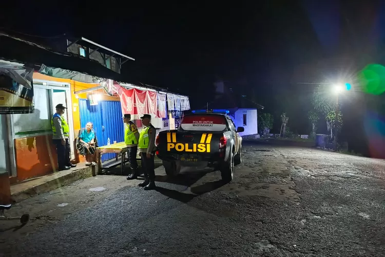 Petugas Polsek Limbangan saat melakukan patroli di sejumlah titik di Kecamatan Limbangan.  (dokumen polres kendal)