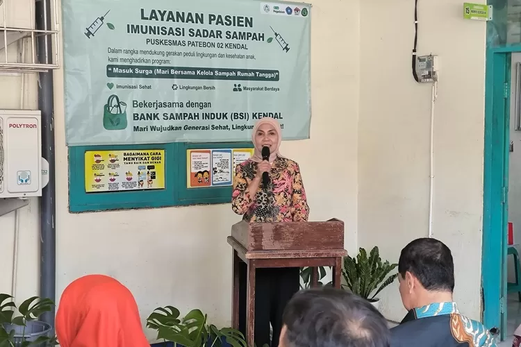 Bupati Kendal saat meluncurkan inovasi layanan pasien imunisasi dan lansia sadar sampah di Puskesmas Patebon II.  (edi prayitno/ kontributor kendal)