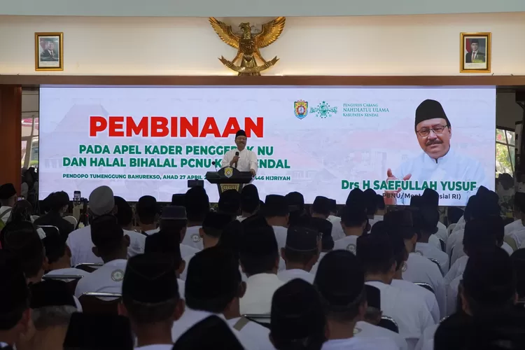 Sekjen PBNU yang juga Menteri Sosial Syaifullah Yusuf menyampaikan pesan dalam acara Apel Kader Penggerak NU dan Halalbihalal PCNU Kendal, di Pendapa Tumenggung Bahurekso Setda Kendal.  (edi prayitno/kontributor kendal)