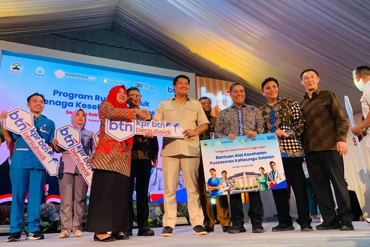 Menteri PKP dan Menkes menyerahkan kunci secara simbolis perumahan untuk Nakes di Kaliwungu Selatan.  (edi prayitno/kontributor Kendal)