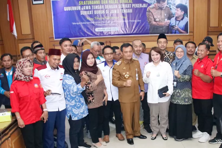 Gubernur Jateng Ahmad Luthfi saat silaturahmi dan halalbihalal bersama serikat pekerja/buruh. (Humas Jateng)