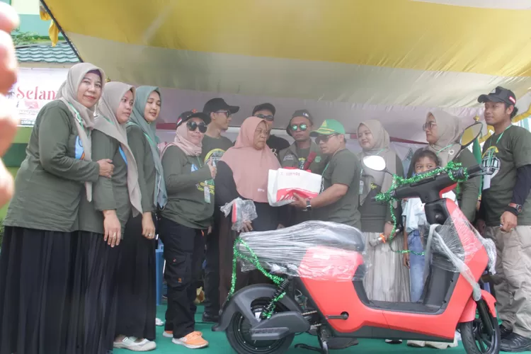 Pengundian hadiah jalan sehat Pimpinan Ranting (PR) GP Ansor dan Fatayat NU desa Penaruban.  (dokumen)