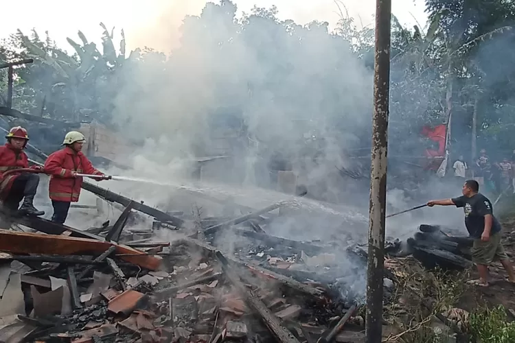 Petugas pemadam kebakaran melokalisir api agar tidak merambat ke bangunan lain.  (edi prayitno/kontributor Kendal)