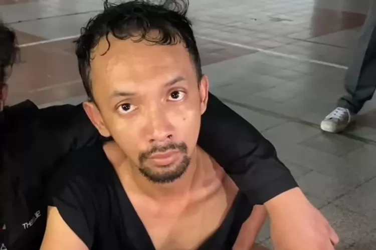 Anggota Intel Polda Jateng ketika disandera mahasiswa dalam kericuhan Hari Buruh di Semarang.  (Instagram @rocknroll.ig)