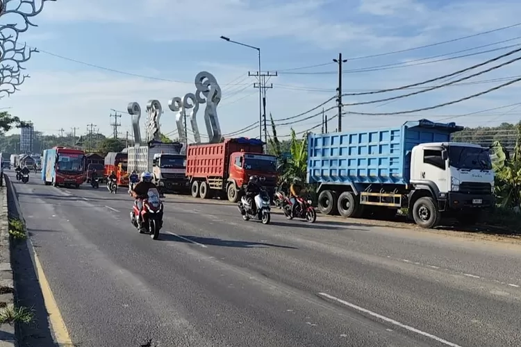 Truk dari arah timur diminta menepi di perbatasan Kendal-Semarang saat pembatasan kendaraan berat di pagi hari.  (edi prayitno/kontributor kendal)