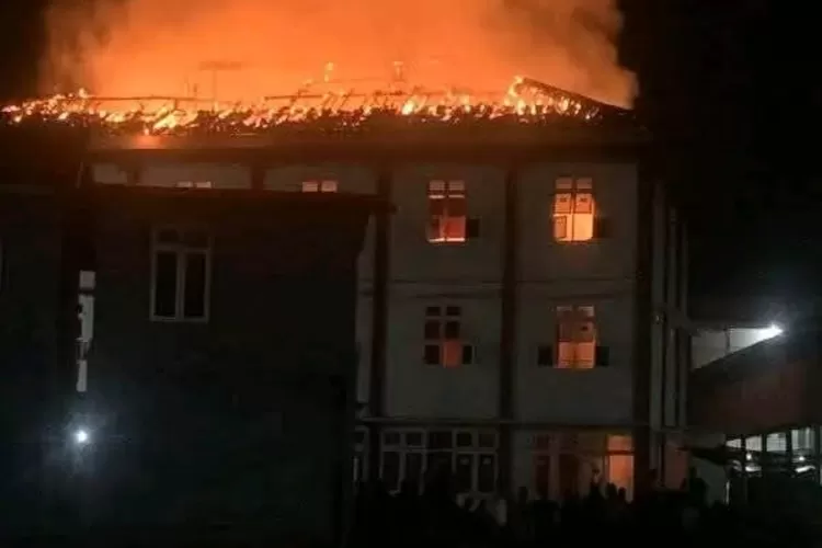 Api membakar &nbsp;masjid di komplek Pondok Al Musyaffa' Sudipayung Ngampel Selasa 5 mei 2025 dinihari.  (Dokumen)