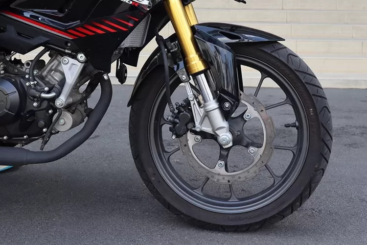 Tips Berkendara agar Ban Motor Lebih Awet