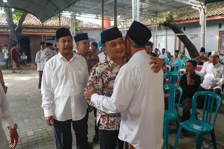 Gubernur Jateng Ahmad Luthfi saat menghadiri upacara pemakaman Hj Djamilahb Hamid Baidhowi di Rembang.  (Humas Jateng)