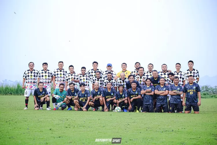 Menapak usia ke-45 Komunitas Sepak Bola New Sphix melaunching jersey terbaru putih-hitam kotak-kotak dalam laga persahabatan melawan Tim Musafir di Lapangan Polaman Semut Ireng Mijen, Sabtu (17/5/2025). (dok.)