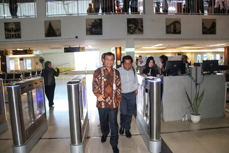 Gubernur Jateng Ahmad Luthfi saat menyambangni Pelabuhan Tanjung Emas Semarang.  (Humas Jateng)