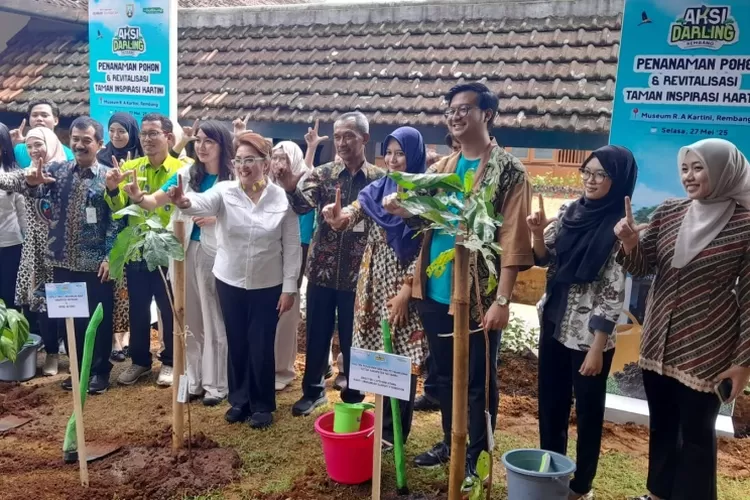 Keluarga Kartini, Pemerintahan Kota Rembang dan BLDF saling berkolaborasi untuk kembali menghidupkan semangat perjuangan RA Kartini lewat revitalisasi taman.  (Ayosemarang.com/ Audrian Firhannusa)
