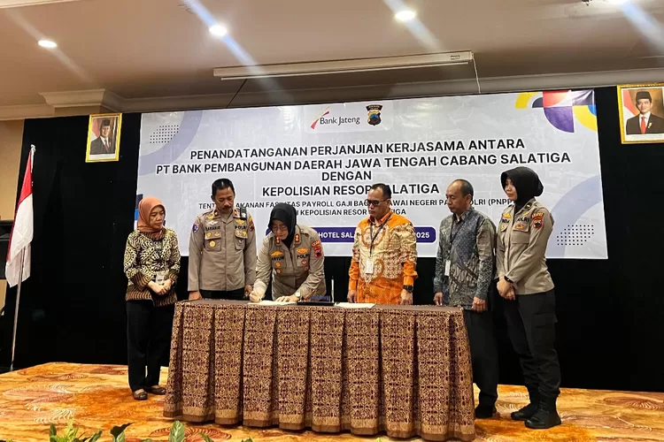 Penandatanganan MoU antara Bank Jateng dan Polres Salatiga tentang kerjasama layanan fasilitas payroll gaji bagi Pegawai Negeri Pada Polri (PNPP) di Kepolisian Resor Salatiga. (Dok.)