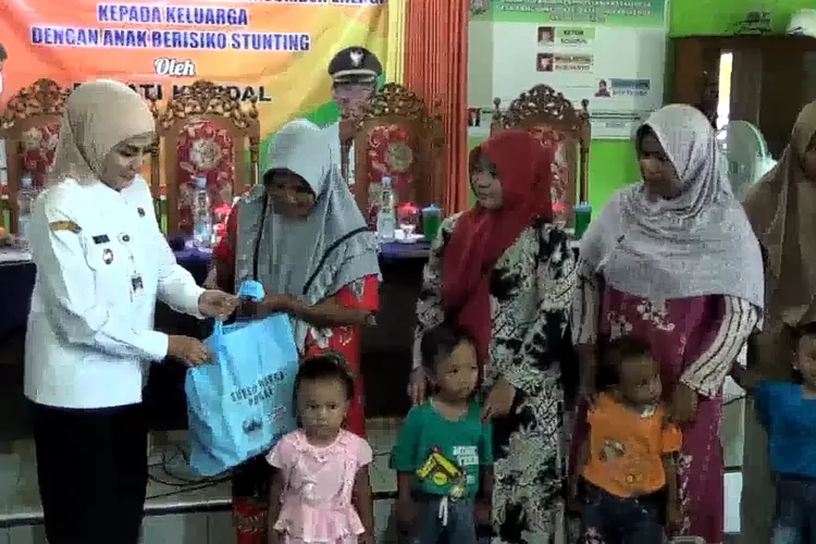 Bupati Kendal menyerahkan bantuan sembako dan paket daging murah kepada warga yang keluarganya terindikasi stunting.  (Dokumen)