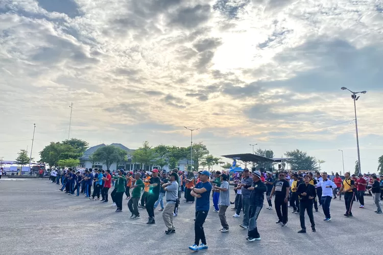 Senam bersama dalam rangka Peringatan Hari Anti Narkotika tahun 2025 di pelabuhan Kendal.  (dokumen)