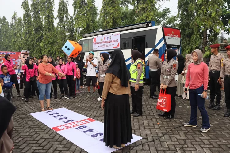 Permainan berhadiah menarik yang disajikan Polres Kendal di CFD di stadion Kebondalem Kendal Minggu 22 Juni 2025.  (edi prayitno/kontributor kendal)