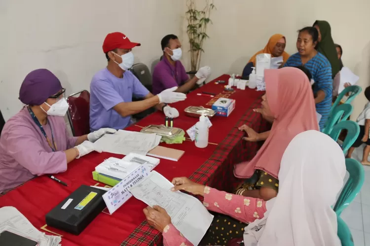 Masyarakat saat mengecek kesehatan secara gratis dalam program Speling. Program Speling sudah sasar 17 ribu jiwa. (Humas Jateng)