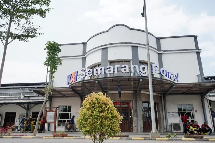 Stasiun Semarang Poncol dan Tawang jadi simpul transportasi strategis di Jateng sejak zaman Belanda. (Daop 4)