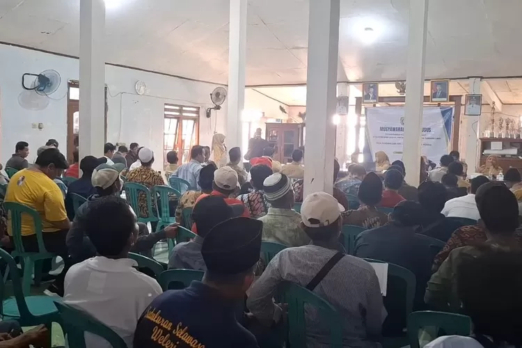 Musyawarah desa di Balai Desa Tunggulsari Brangsong dihadiri ratusan warga membahas penolakan galian C.  (dokumen)